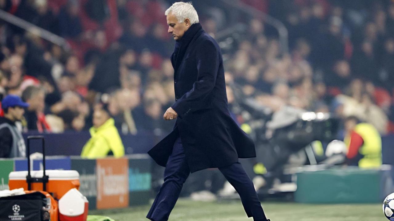 Mourinho taca çıkan topu alıp yedek kulübesinin arkasına attı: Saha karıştı