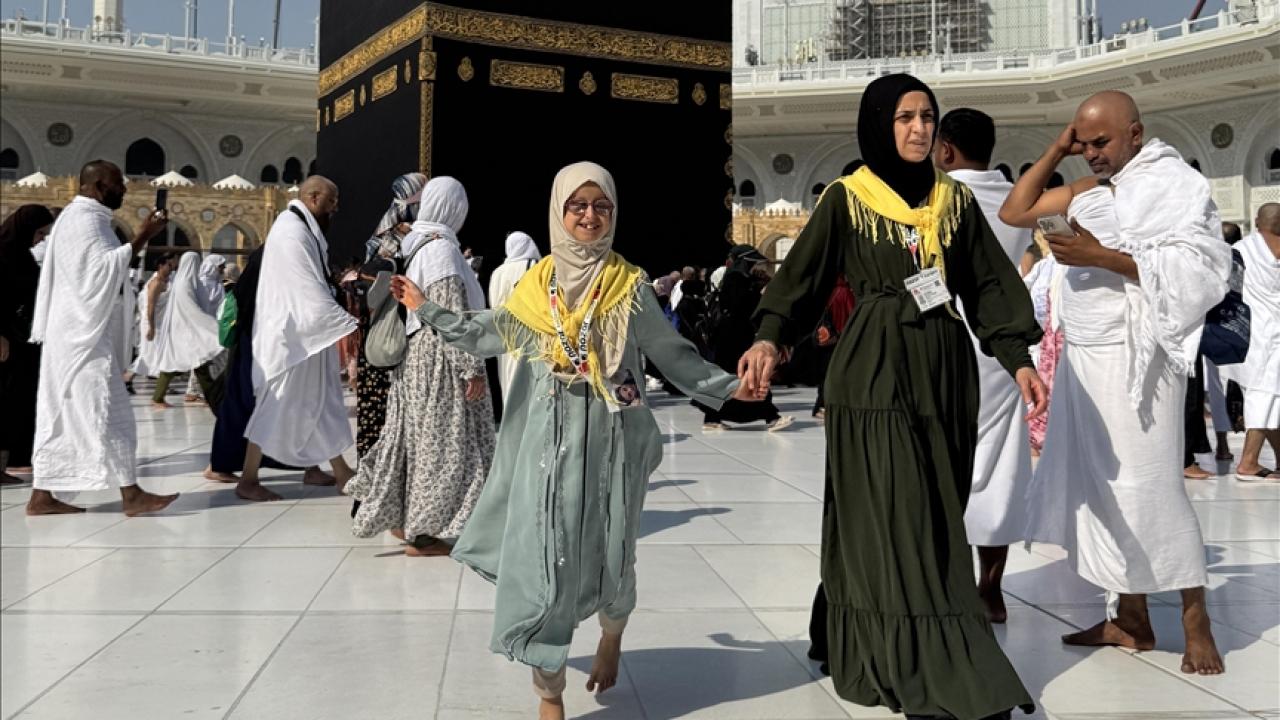 Nadir görülen gen hastası Esma, Kabe hayaline kavuştu