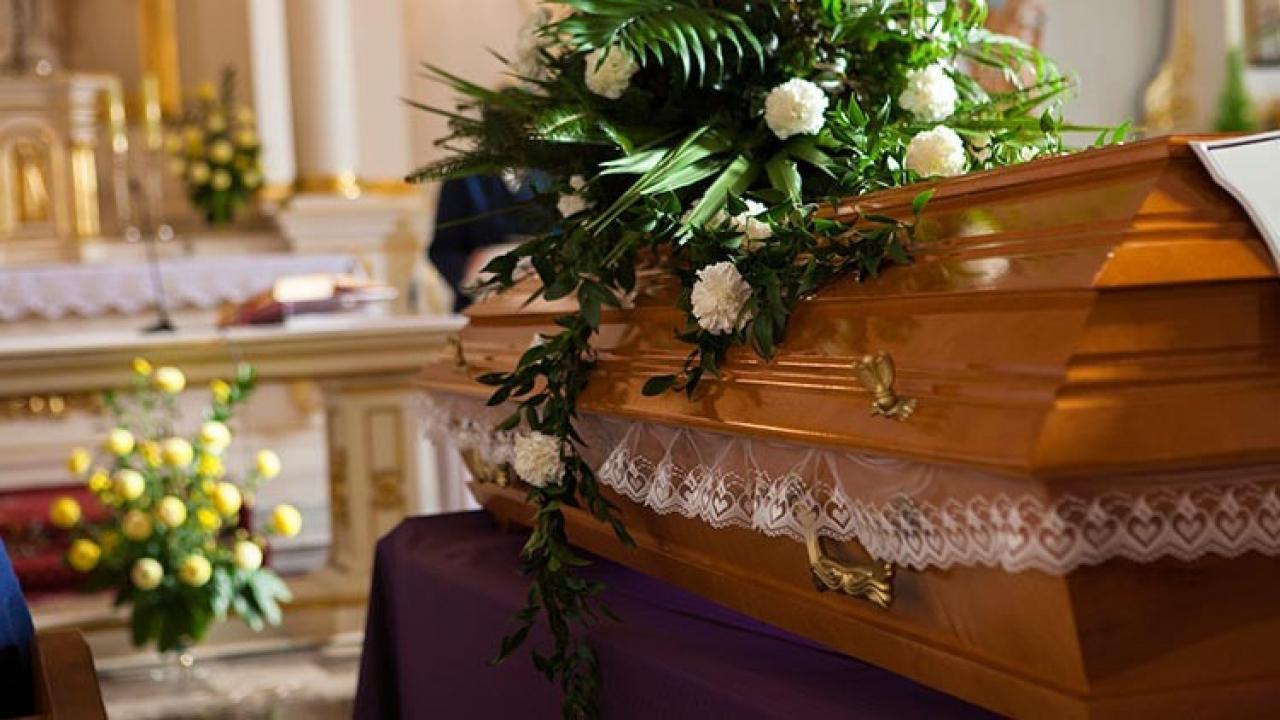 Öldü sanıp tapınağa getirdiler! Tabuttan gelen sesle cenaze durdu!