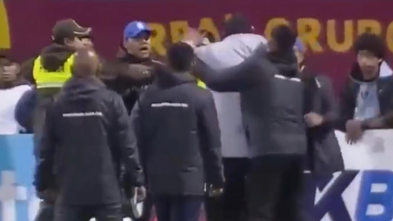 Sahada resmen savaş çıktı: Maç bitti 17 isim kırmızı kart gördü! Polisler araya zor girdi