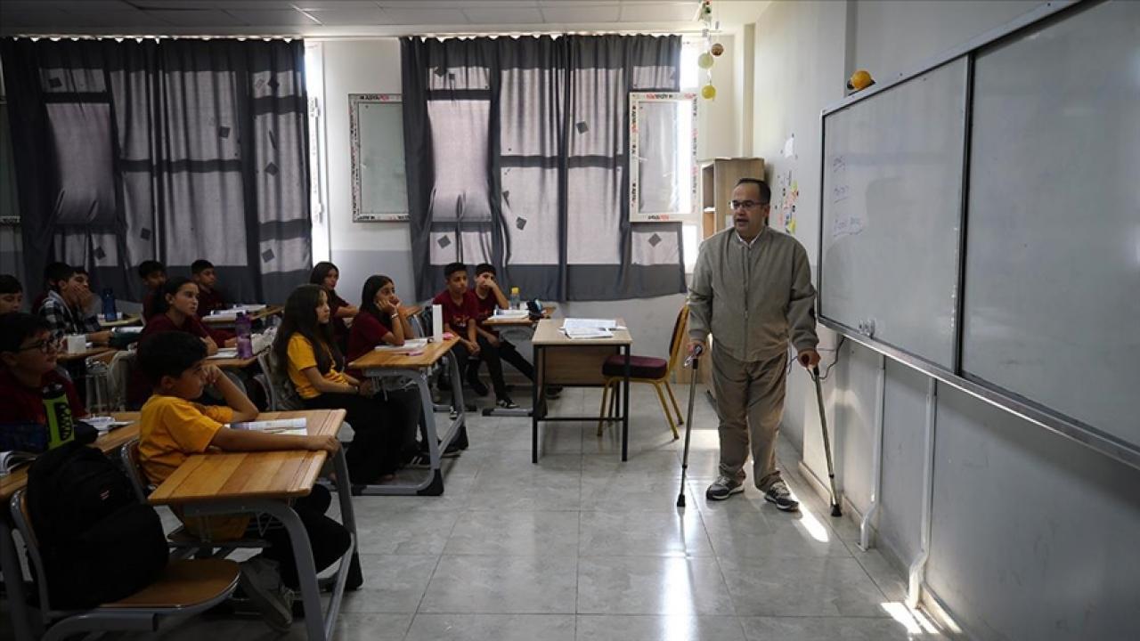 Yanlış iğneyle engelli kalan Veli öğretmen 22 yıldır azmiyle öğrencilerine örnek oluyor