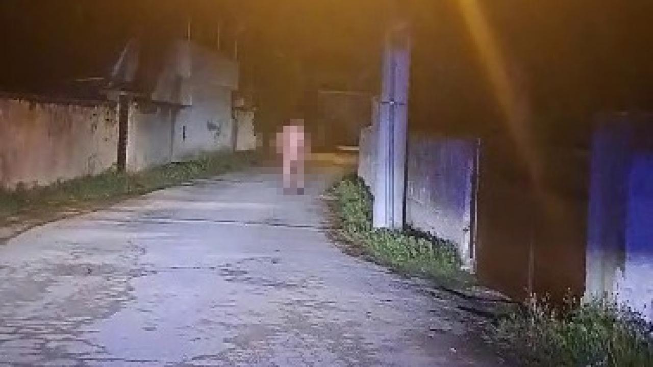 Zabıtanın işlem yaptığı dilenci soyunarak kaçtı