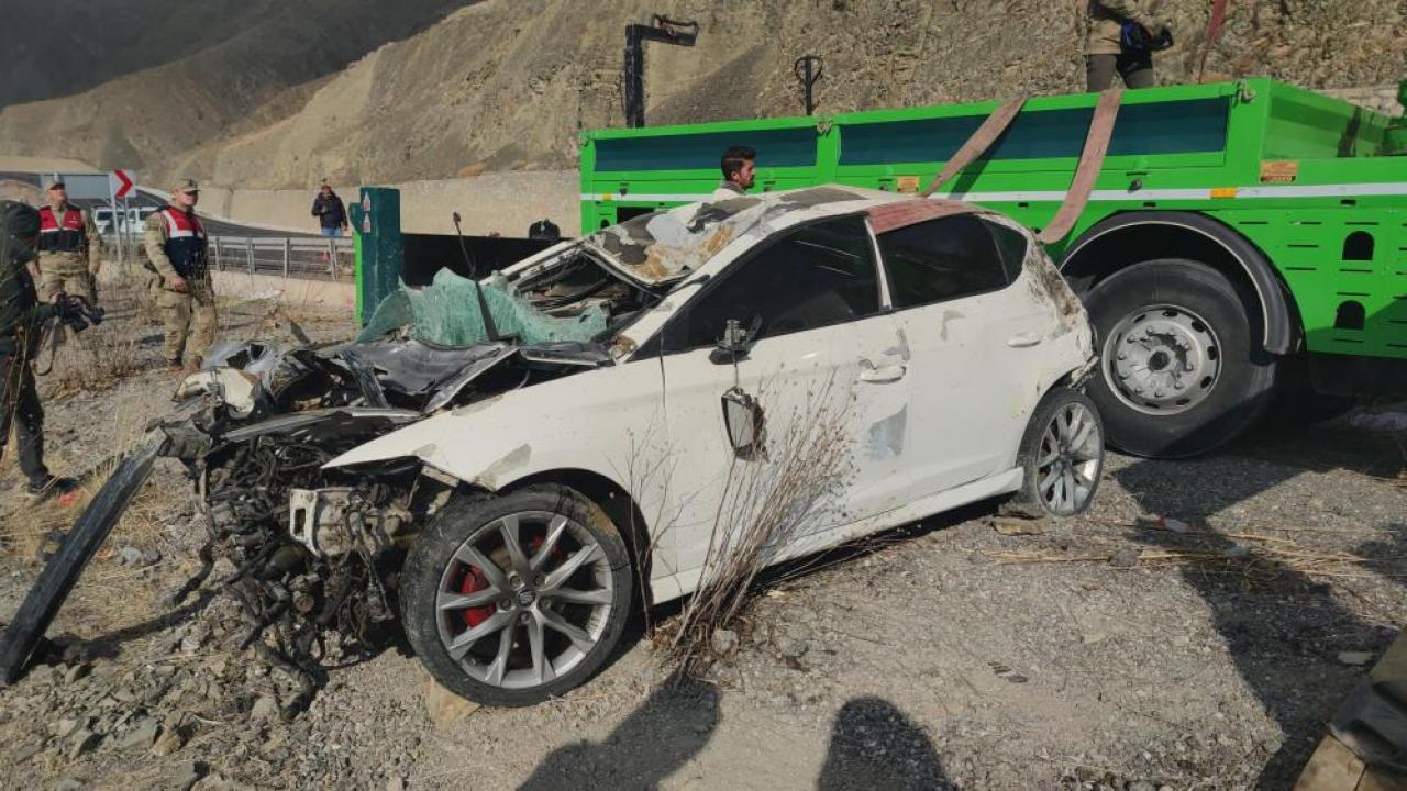 3 gence mezar olan otomobil, sudan çıkarıldı