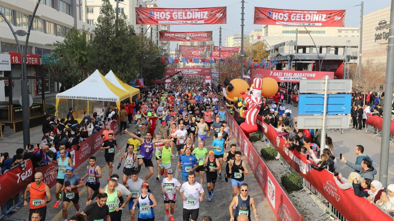 7. Gazi Yarı Maratonu heyecan ve renkli görüntülerle yapıldı