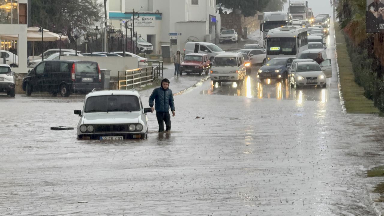 Meteoroloji uyarmıştı! Bodrum’u sel vurdu: İlçe bir anda sular altında