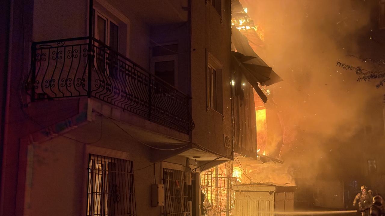 Bursa'da korkutan yangın: Alevler yan binaya sıçradı: Kundaklama şüphesi