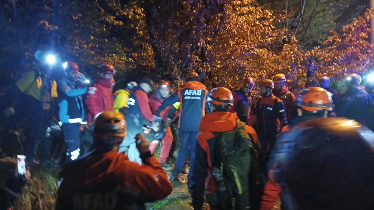 Doğa yürüyüşünde yüksekten kayalık bölgeye düştüler: 1 ölü, 1 yaralı