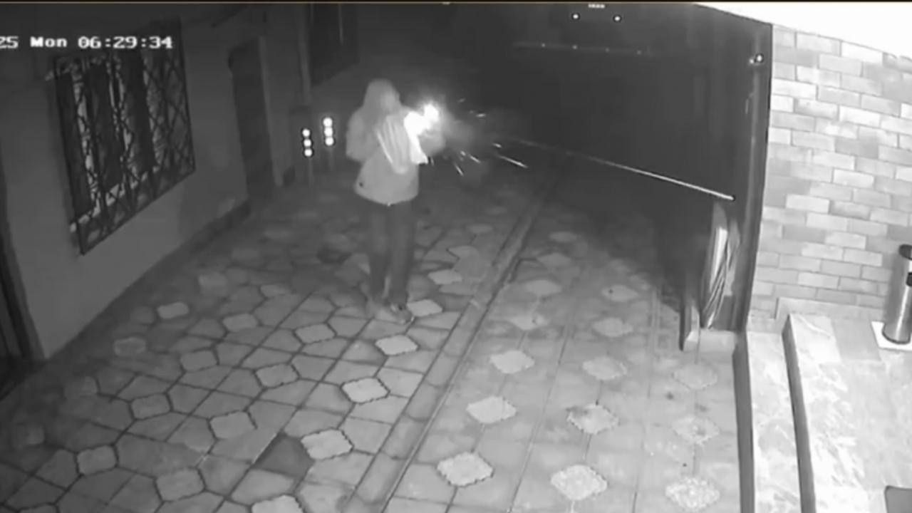 Dürümcüye 'intikam saldırısı' düzenleyen şüphelinin evini kurşunladılar