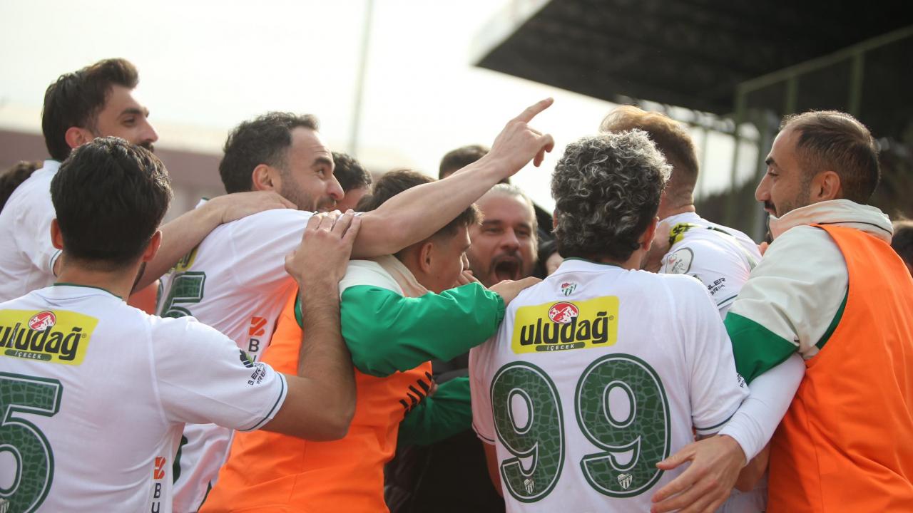 Efsane takım deplasmanda lideri devirdi! Zirvede fark 1'e düştü