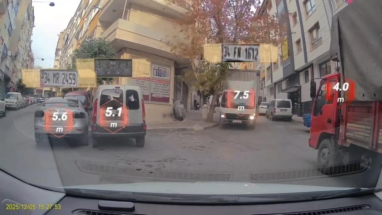 Esenler'de kamyonetin çarptığı ağacın devrildiği anlar kamerada