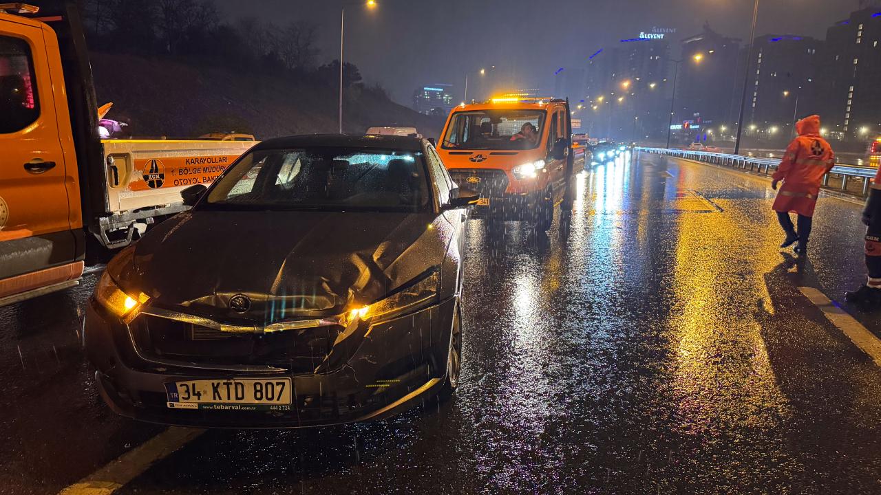 Eyüpsultan’da yağış nedeniyle 7 araç birbirine girdi: 2 yaralı Eyüpsultan’da yağış nedeniyle 7 araç birbirine girdi: 2 yaralı