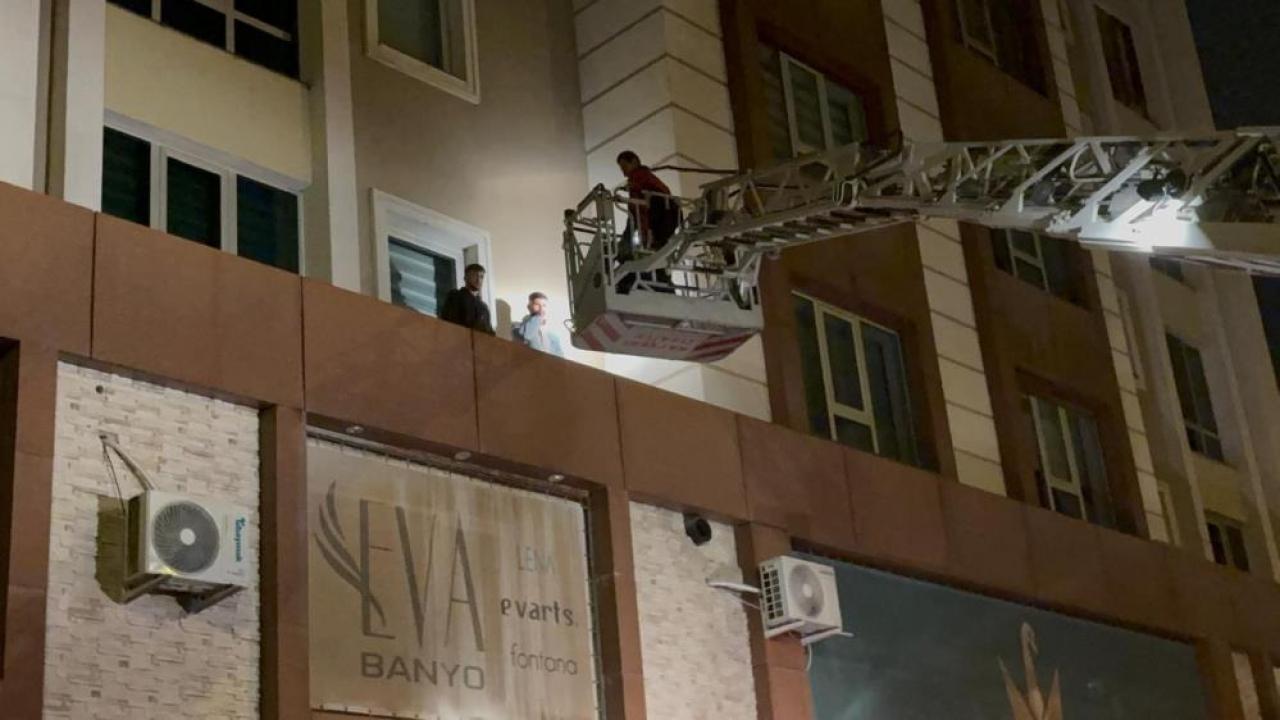 Garip olay: 3'üncü kattan çarşafla indiler: 2 gözaltı