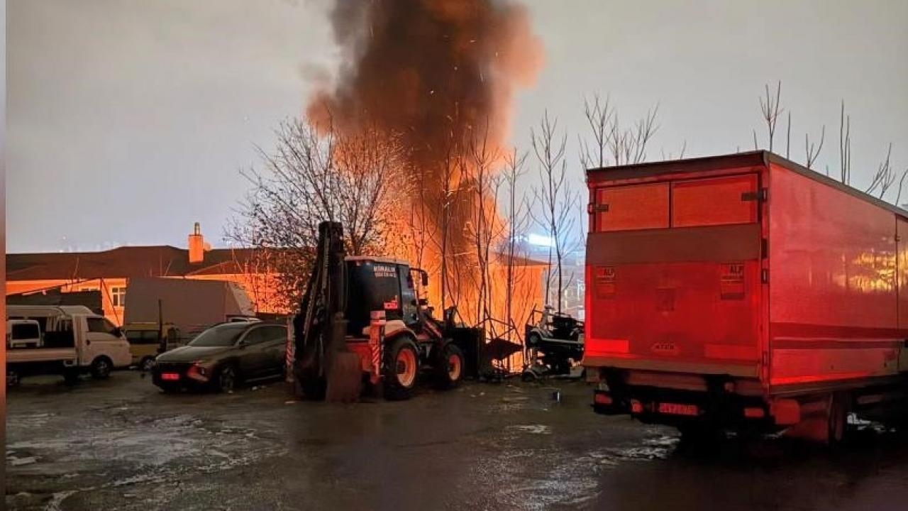 Gaziosmanpaşa'da otoparkta yangın: 14 araç küle döndü