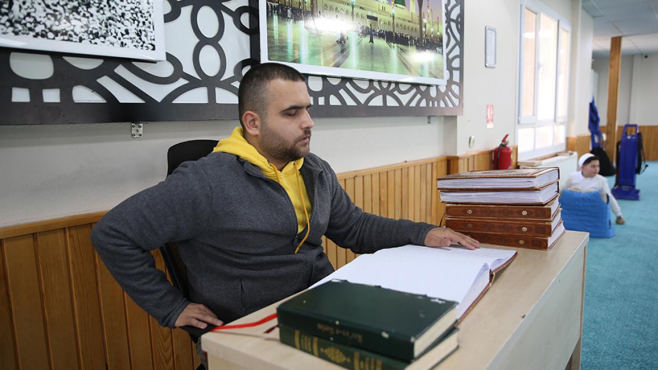 Görme engelli hafız öğrencileri Kur'an-ı Kerim ile tanıştırıyor