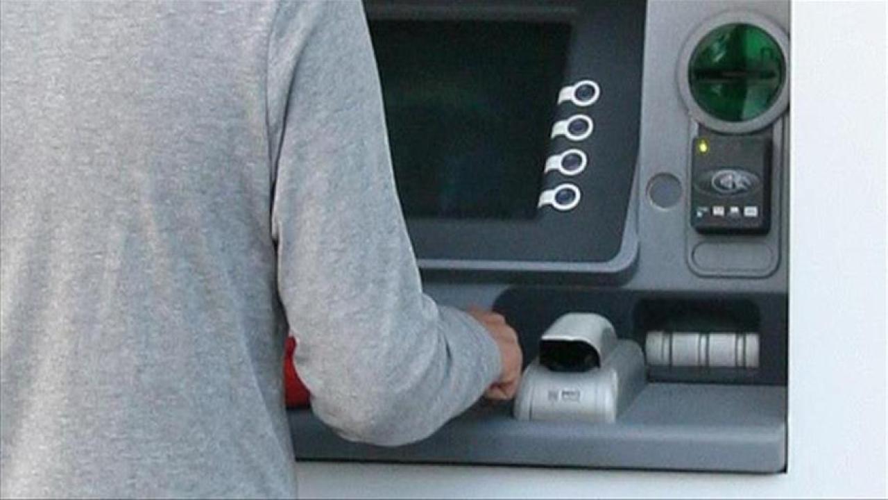 Kartını yutan ATM'ye sinirlendi, güvenlik görevlisini bıçakladı
