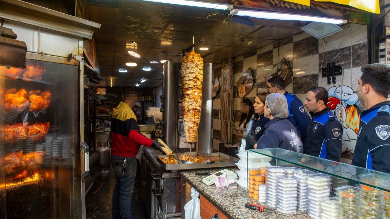 Mide bulandıran görüntü: Dönerciden kurtlu salça ve turşu çıktı