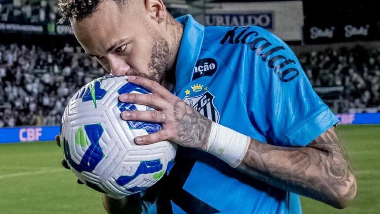 Neymar hat-trick yaptığı maçta Santos'u ipten aldı