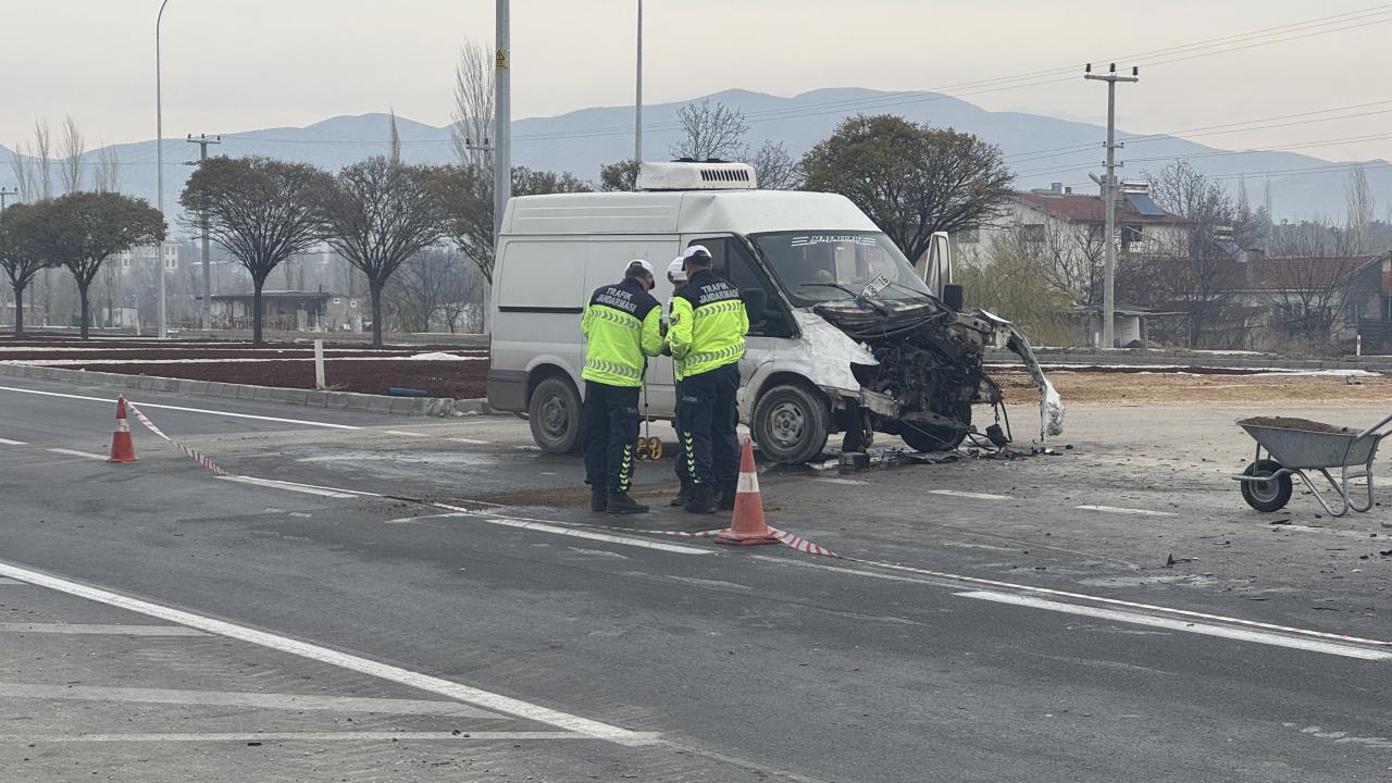 Öğrenci servisi kamyonetle çarpıştı: Çok sayıda yaralı var!