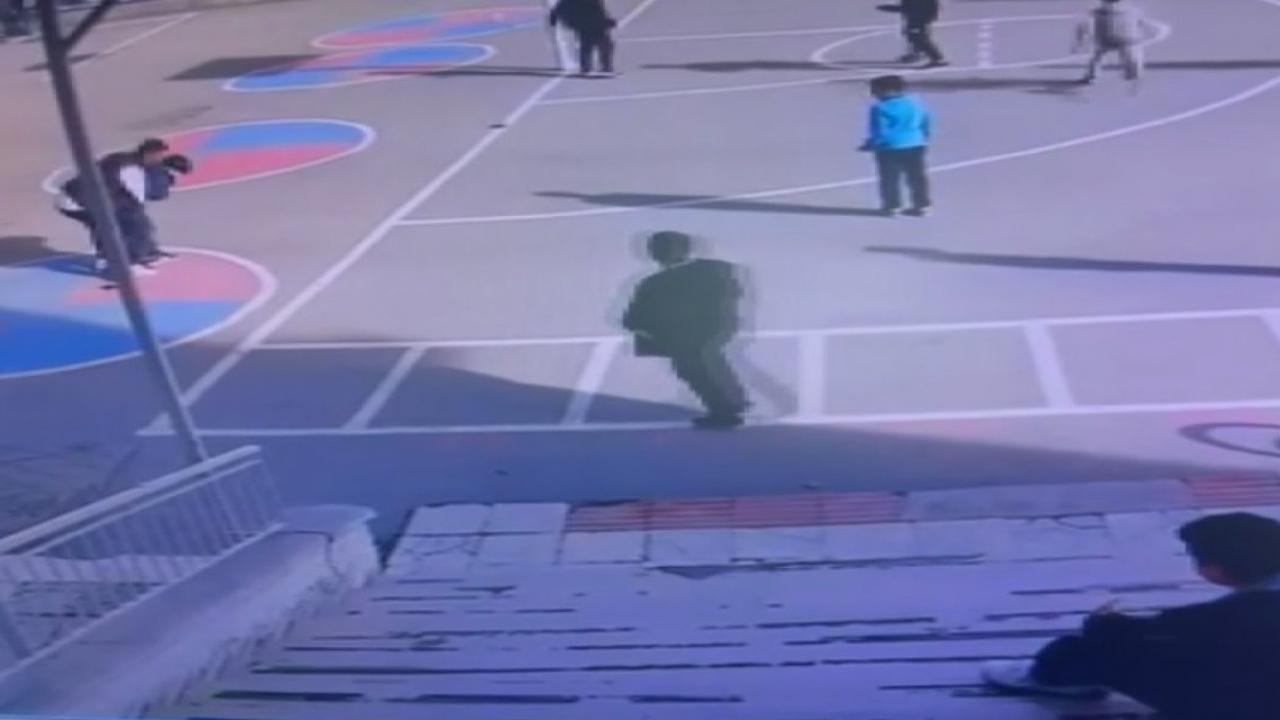 Öğretmen, nefes borusuna mandalina kaçan öğrenciyi Heimlich manevrasıyla kurtardı