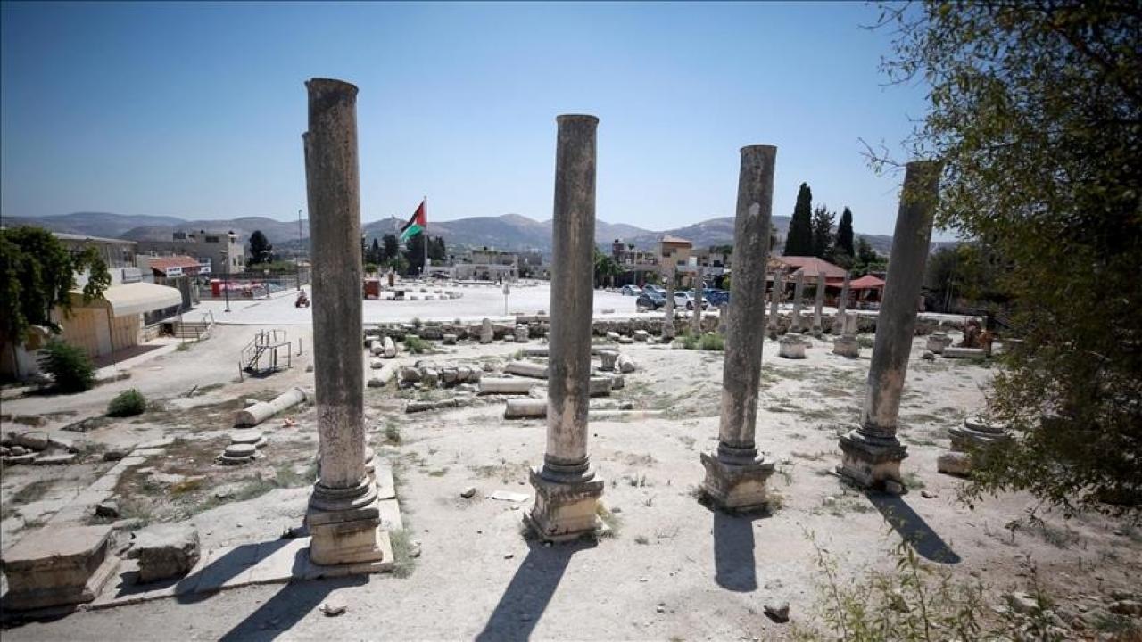 Ramallah'ta tarihi eser rezaleti! İsrail ordusu Bizans sütunlarını vinçle gasp etti