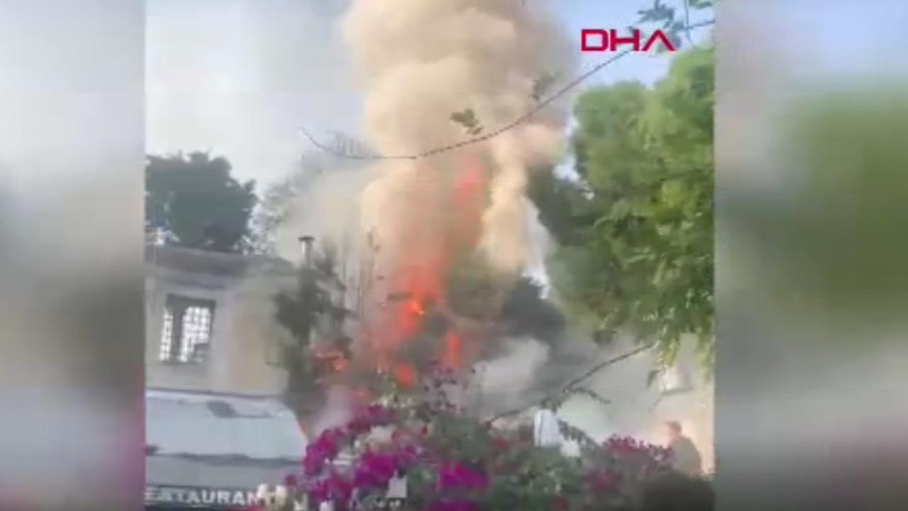 Sultanahmet Meydanı'nda bir restoranda yangın