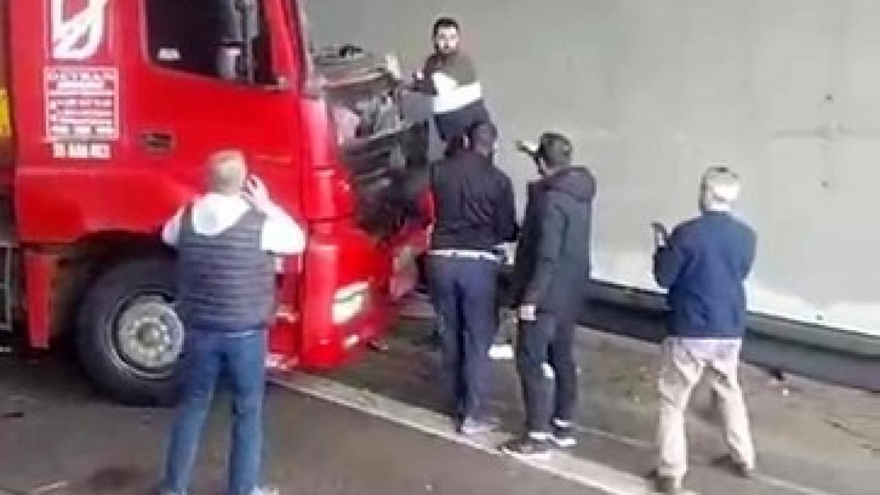 TEM'de kahreden kaza: Kendi kullandığı tırın altında kalarak can verdi