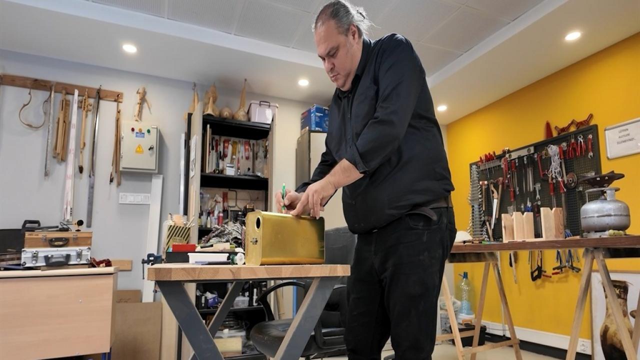 Bakan Kurum görüntüleri paylaştı: Atık malzemeler onun ellerinde melodiye dönüşüyor