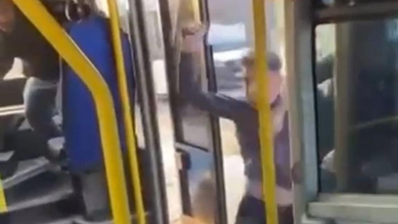 Bursa'da otobüste korku dolu anlar: Yolcu minibüsünü satırla bastı