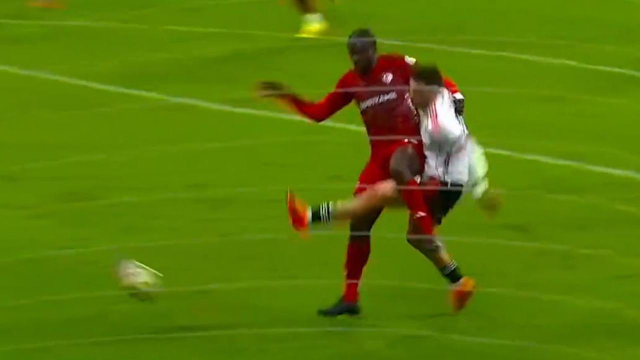 Dolmabahçe'de penaltı itirazı! Hakemden devam kararı  çıktı