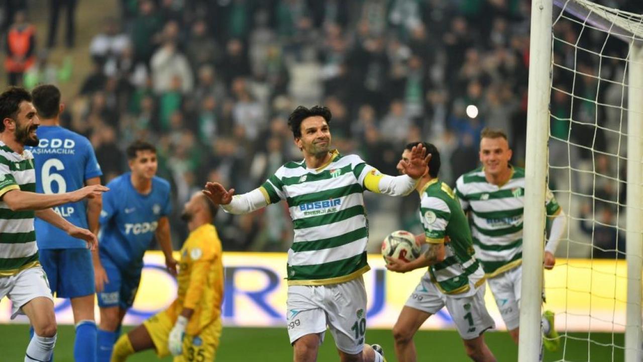 Efsane takım 30 bin taraftarının önünde coştu! Rakibine gol yağdırdı