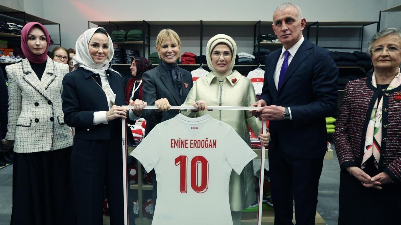 Emine Erdoğan, TOGEMDER'in 'Artsın Eksilmesin Dönüşüm Pazarı'nın açılışına katıldı: