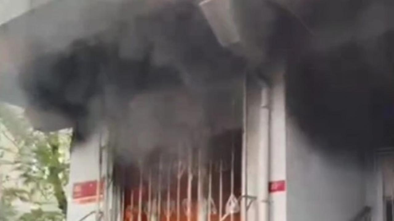 Esenler’de 5 yaşındaki çocuk çakmakla oynarken yangın çıktı