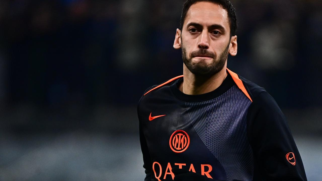 Hakan Çalhanoğlu korkuttu! 11. dakikada oyundan çıktı