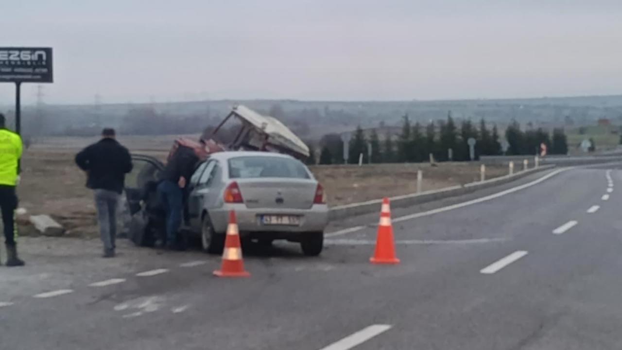 Kütahya'da otomobil ile traktör çarpıştı: 2 yaralı