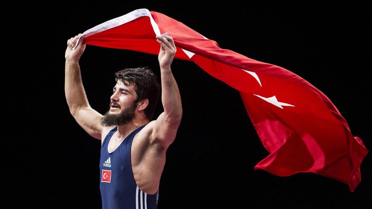 Olimpiyat madalyalı Türk güreşçi emekliye ayrıldı: Yeni görevi belli oldu