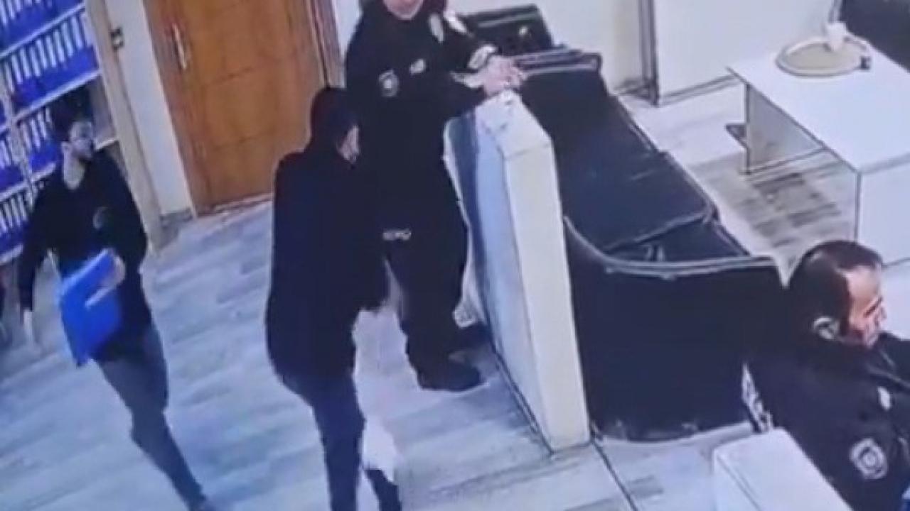 Polis Merkezinde şoke eden anlar: Bekçinin silahını almaya kalktı
