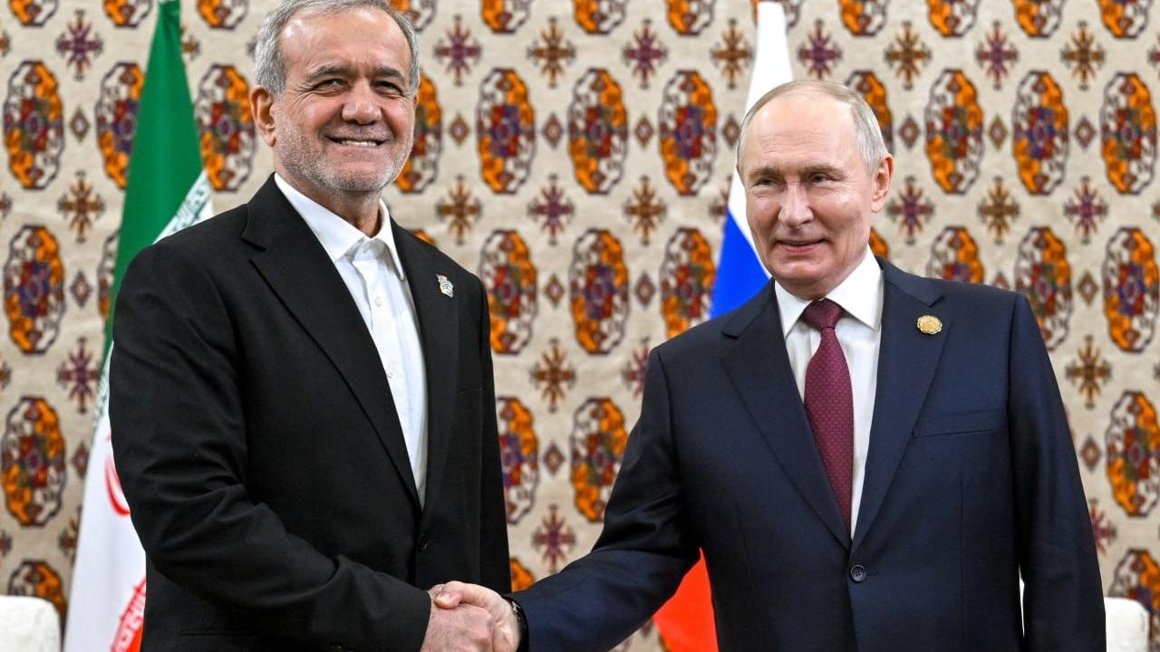 Putin ile İran Cumhurbaşkanı Pezeşkiyan, Türkmenistan’da görüştü