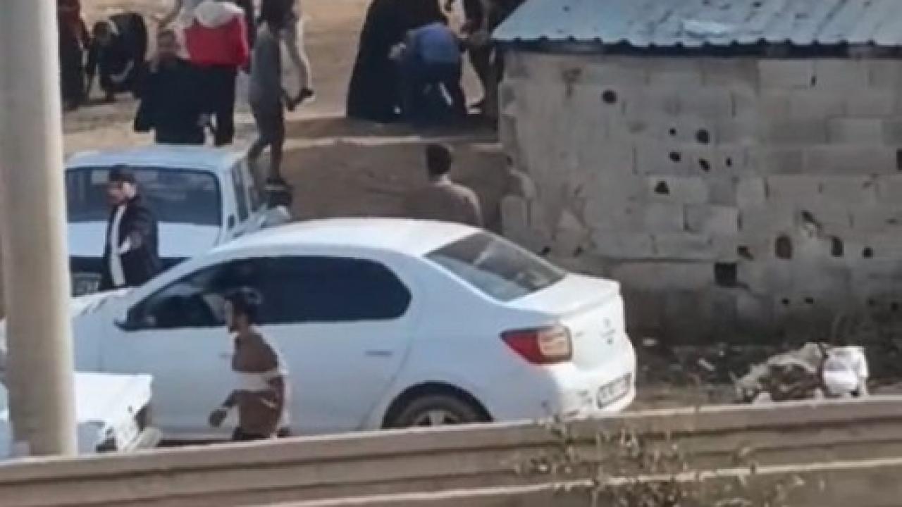 Şanlıurfa'da meydan savaşı gibi kavga: 1 kişinin silahla vurulma anı kamerada