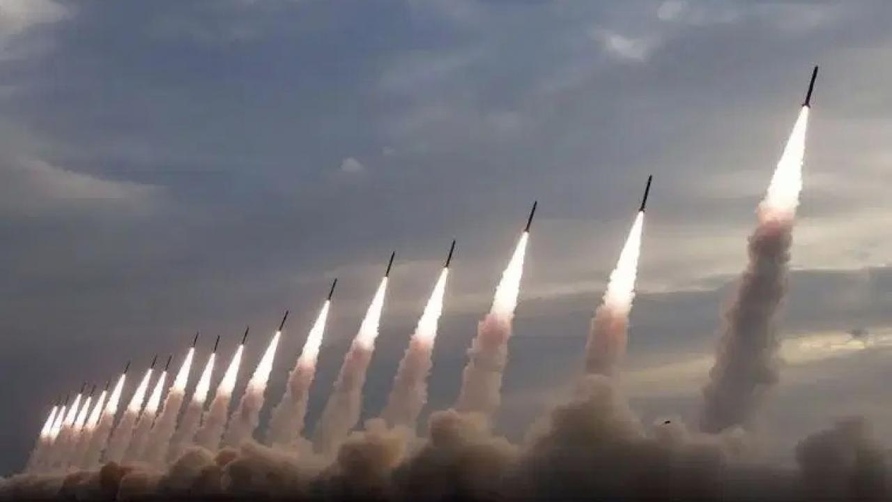 Sarı Deniz'de sıcak gelişme, roketler peş peşe fırlatıldı!