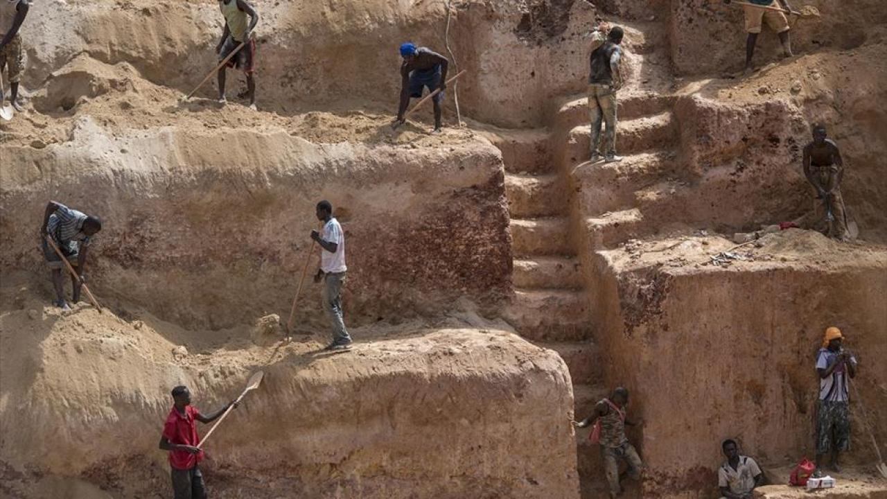 Temiz enerjinin anahtarı Afrika! Dünya devleri hazine için sıraya girdi