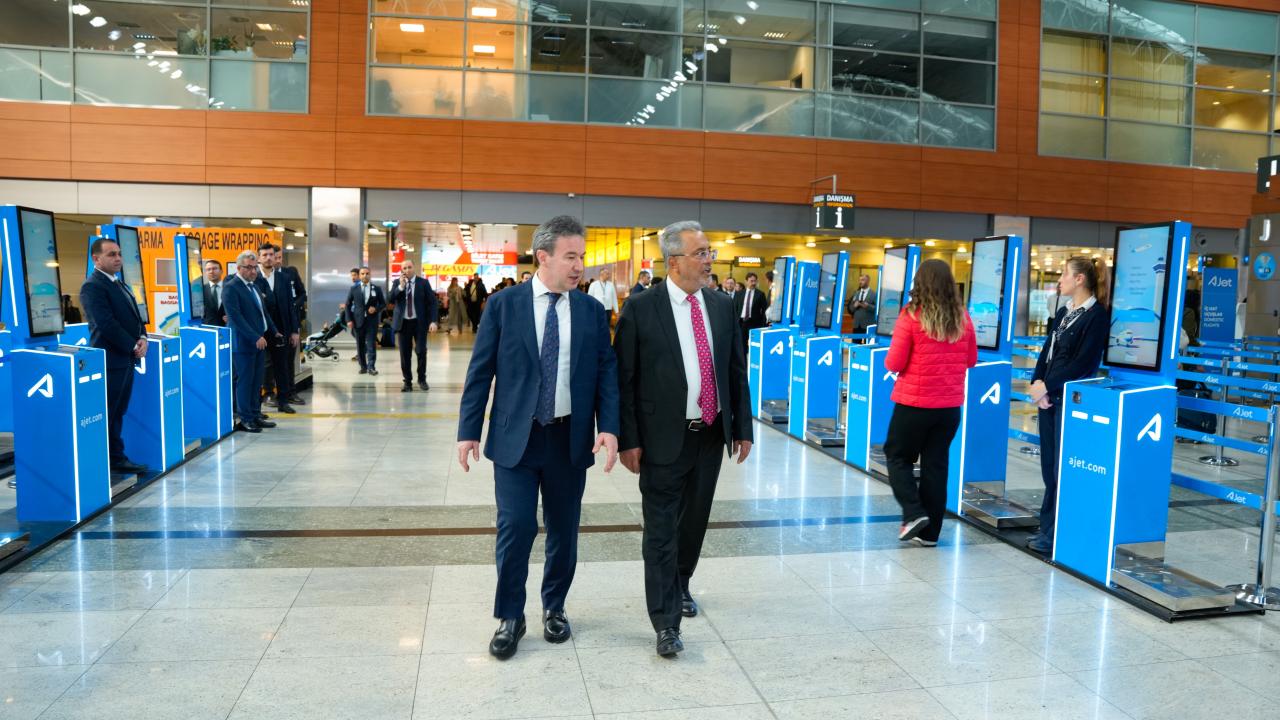 THY ve AJet Yönetim Kurulu Başkanı Bolat'tan AJet'in saha ekiplerine ziyaret