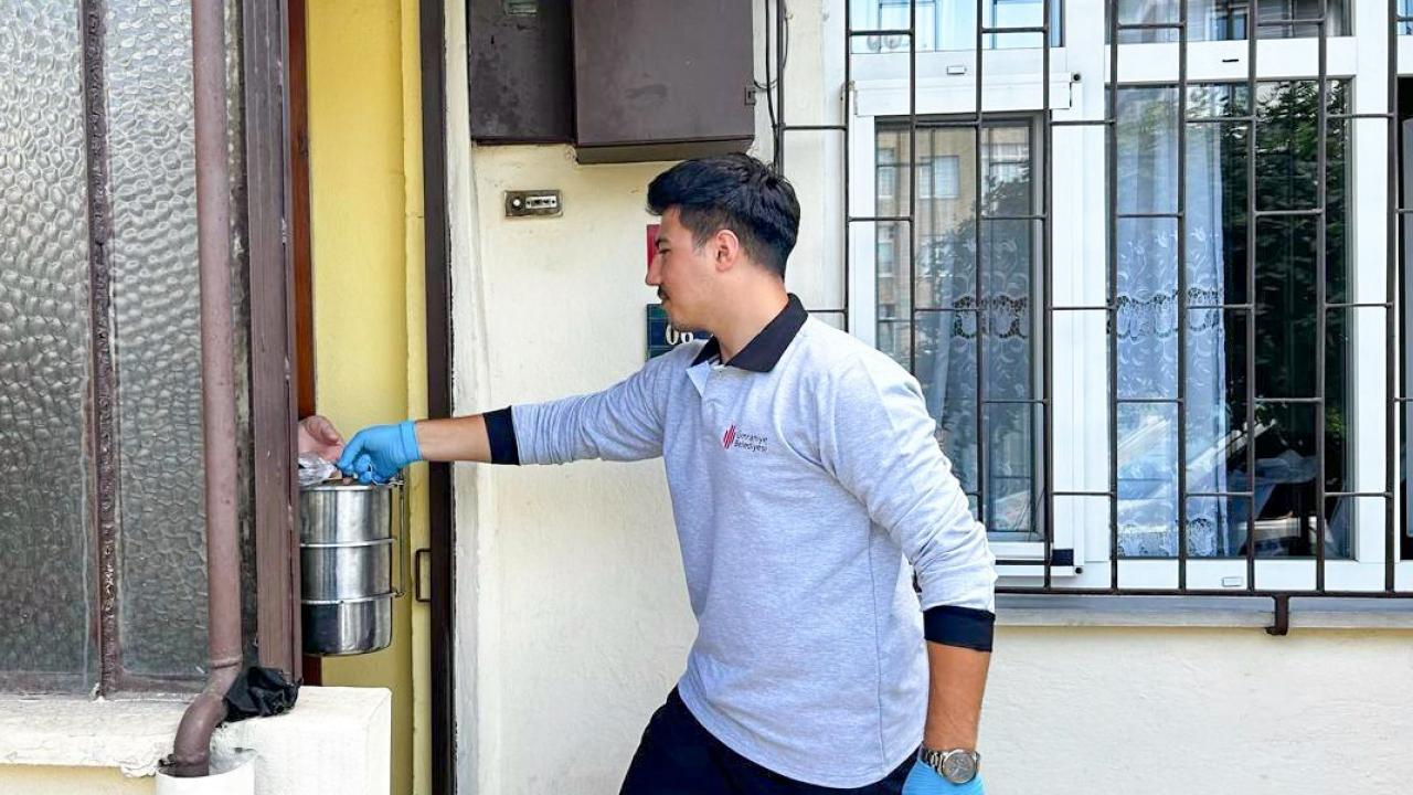 Ümraniye'de ihtiyaç sahiplerine her gün iki öğün y…