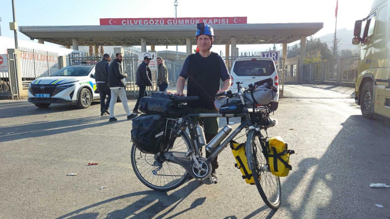 Umre için bisikletle yola çıktı, 3 bin 450 kilometre pedal çevirip Medine’ye ulaştı Umre için bisikletle yola çıktı, 3 bin 450 kilometre pedal çevirip Medine’ye ulaştı