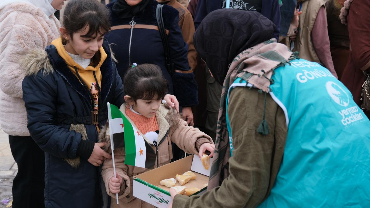 YEÇED, Suriyeli gençlerin mutluluğu paylaşmak için devrim yıldönümünde Halep’te