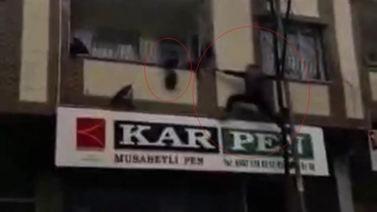 Yürekleri ağza getiren an: Balkonda asılı kalan çocuğu kurtardı