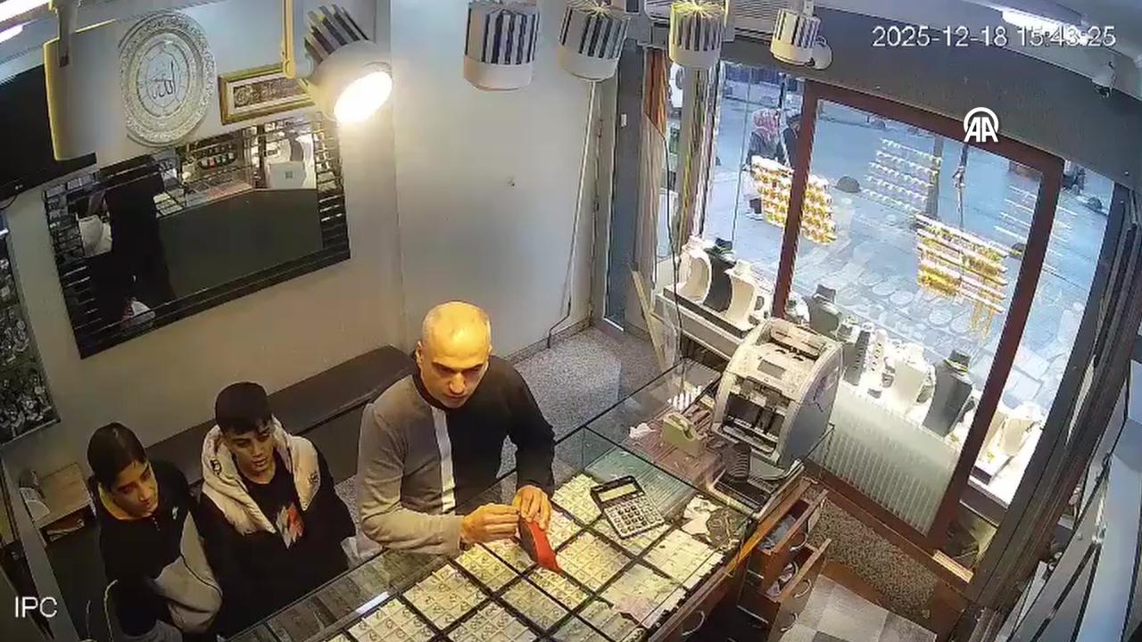 Harama el uzatmadılar! Milyonluk çantayı bulan altın nesil kamerada