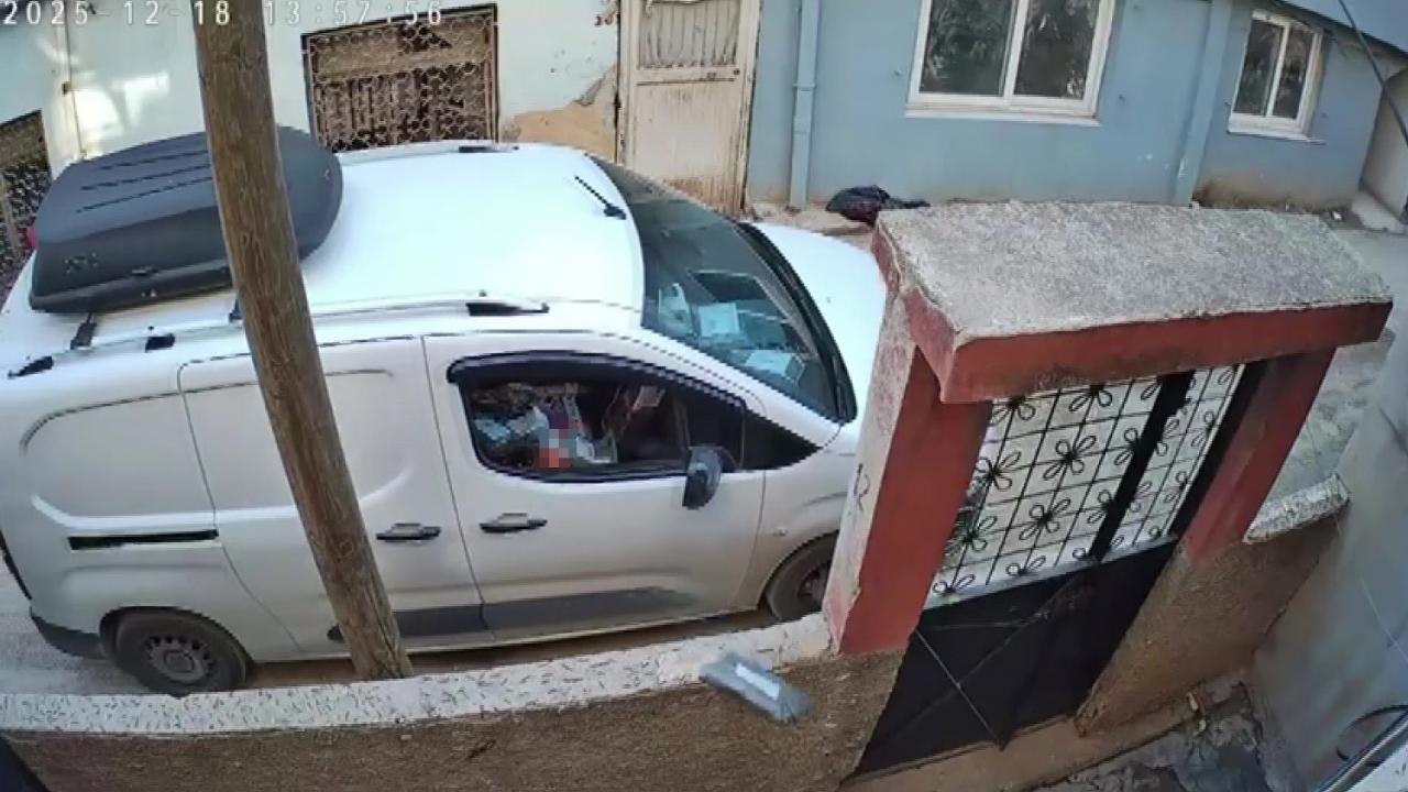 Aracından inmeden kargoyu bahçeye fırlattığı anlar kamerada