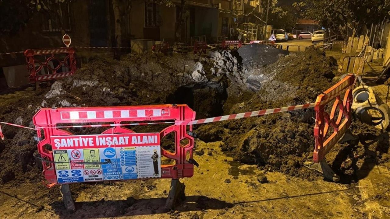 İstanbul'un göbeğinde akılalmaz ihmal! Yol çöktü, işçi son anda kurtarıldı