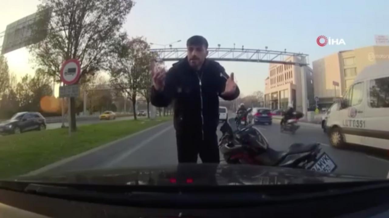Bakırköy’de sürücüsü korna çaldığı için otomobili tekmediler