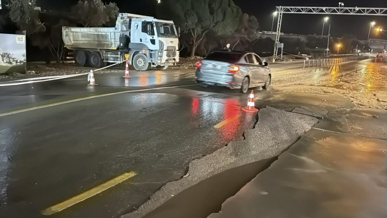 Bodrum'da su hattı patlaması sonucu asfalt çöktü